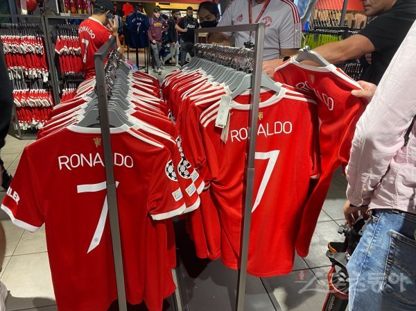 크리스티아누 호날두의 이름과 등번호 7일 적힌 유니폼이 맨체스터 유나이티드 공식 메가스토어에서 판매 중이다. 호날두의 복귀전이 열린 11일(한국시간) 많은 팬들이 유니폼을 구매하기 위해 북새통을 이뤘다.
맨체스터(영국) | 허유미 통신원