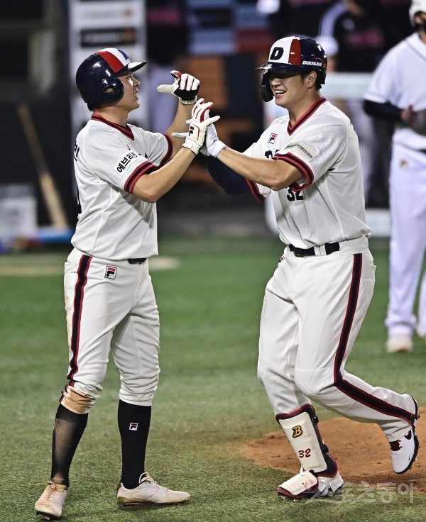 12일 서울 잠실야구장에서 열린 ‘2021 신한은행 SOL KBO리그’에서 두산 베어스와 LG 트윈스의 더블헤더 2차전 경기에서 6회말 2사 1, 2루 두산 김재환이 우월 3점 홈런을 쳐낸 뒤 1루주자 정수빈의 축하를 받고 있다. 잠실 | 주현희 기자 teth1147@donga.com