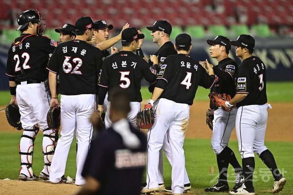 14일 서울 잠실야구장에서 열린 ‘2021 신한은행 SOL KBO리그’에서 두산 베어스와 KT 위즈의 경기에서 KT가 두산에 4-3으로 승리를 거둔 뒤 선수들이 기쁨을 나누고 있다. 잠실 | 주현희 기자 teth1147@donga.com