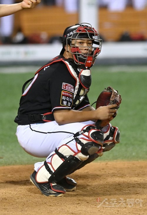15일 서울 잠실야구장에서 ‘2021 신한은행 SOL KBO리그‘ KT 위즈와 두산 베어스 경기가 열렸다. 8회말 KT 강백호가 포수로 출전하고 있다. 잠실 | 김종원 기자 won@donga.com