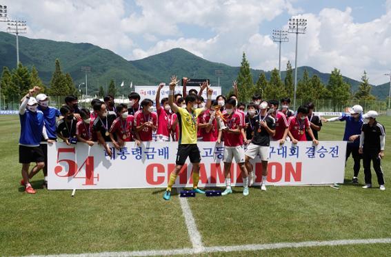 제54회 대통령금배 전국고등학교축구대회에서 우승한 보인고 선수들이 자축 세리머니를 하고 있다. 사진제공|창녕군