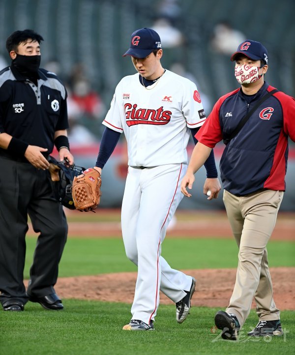 22일 부산 사직야구장에서 ‘2021 신한은행 SOL KBO리그‘ 롯데 자이언츠와 삼성 라이온즈의 경기가 열렸다. 9회초 무사 1루에서 롯데 강윤구가 부상으로 교체되고 있다. 사직 | 김민성 기자 marineboy@donga.com