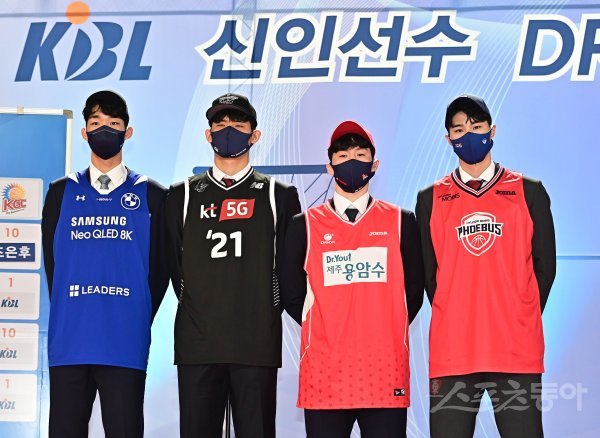 28일 서울 잠실학생체육관에서 열린 ‘2021 KBL 신인선수 드래프트’에서 삼성 이원석, KT 하윤기, 오리온 이정현, 현대모비스 신민석이 기념 촬영을 하고 있다. 잠실 | 주현희 기자 teth1147@donga.com