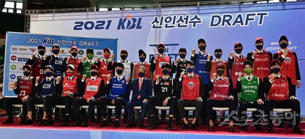 28일 서울 잠실학생체육관에서 열린 ‘2021 KBL 신인선수 드래프트’에서 10개 구단에 지명을 받은 24명의 선수들이 기념 촬영을 하고 있다. 잠실 | 주현희 기자 teth1147@donga.com