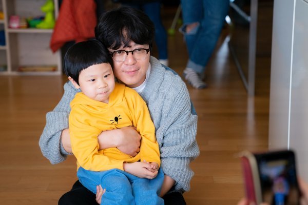 아역 김준(왼쪽)을 안고 있는 신원호 PD. 사진제공|tvN