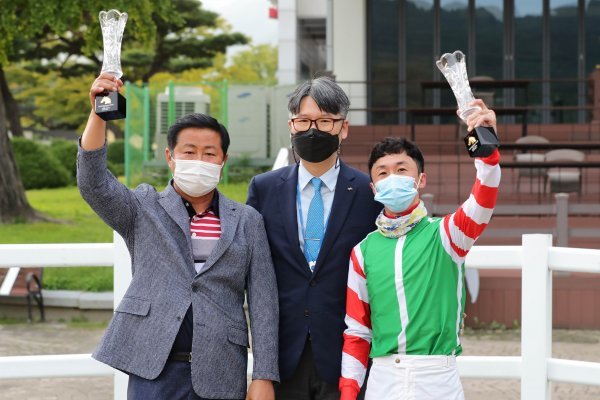 3일 열린 문화일보배에서 루키 컴플리트밸류가 우승을 차지했다. 컴플리트밸류를 육성한 박재우 조교사(왼쪽)와 임기원 기수가 트로피를 들어 올리고 있다. 사진제공 l 한국마사회