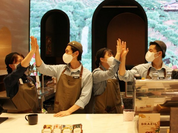 하이파이브를 하고 있는 스타벅스 파트너들. 사진제공 l 스타벅스