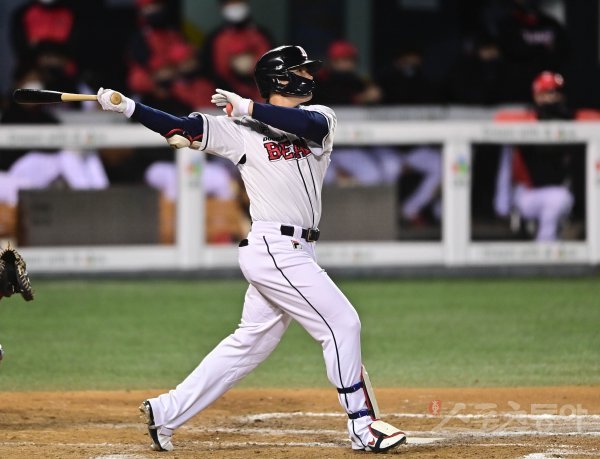 17일 서울 잠실야구장에서 열린 ‘2021 신한은행 SOL KBO리그’에서 두산 베어스와 KIA 타이거즈의 더블헤더 2차전 경기에서 6회말 무사 1, 2루 두산 김재환이 역전 우월 3점 홈런을 치고 있다. 잠실 | 주현희 기자 teth1147@donga.com