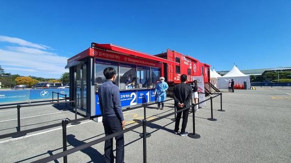 BMW 레이디스 챔피언십이 열리고 있는 LPGA 인터네셔널 부산에 마련된 씨젠의료재단의 ‘씨젠 모바일 랩’. 사진제공 | 씨젠의료재단