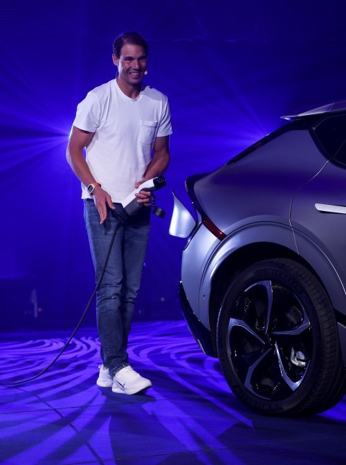 기아의 글로벌 홍보대사인 라파엘 나달이 EV6의 V2L 기능을 직접 시연하며 테니스장 코트의 조명을 밝히는 모습. 사진제공|기아