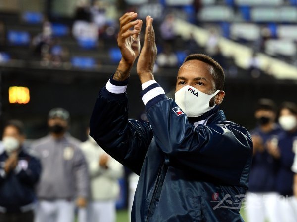 24일 서울 잠실야구장에서 ‘2021 신한은행 SOL KBO리그’ 두산 베어스와 LG 트윈스의 DH 1차전 경기가 열렸다. 9회말
 1사 1, 3루에서 두산 박건우의 끝내기 내야땅볼로 승리한 뒤 시즌 역대 최다 탈삼진을 기록한 미란다가 팬들을 향해 박수를 
보내고 있다. 잠실 | 김민성 기자 marineboy@donga.com