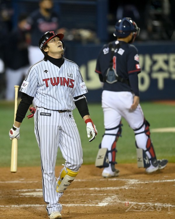 25일 서울 잠실야구장에서 '2021 신한은행 SOL KBO리그' 롯데 자이언츠와 LG 트윈스 경기가 열렸다. 4-4 동점인 9회말 2사 2루 LG 이형종이 삼진 아웃을 당한 후 아쉬워하고 있다. 잠실 | 김종원 기자 won@donga.com