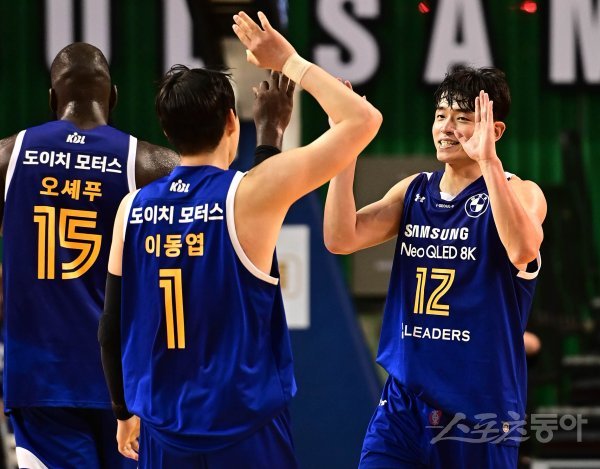 26일 서울 잠실실내체육관에서 열린 '2021-2022 KGC 인삼공사 정관장 프로농구' 서울 삼성과 안양 KGC의 경기에서 3점슛을 성공시킨 삼성 배수용이 동료들과 기쁨을 나누고 있다. 잠실 | 주현희 기자 teth1147@donga.com