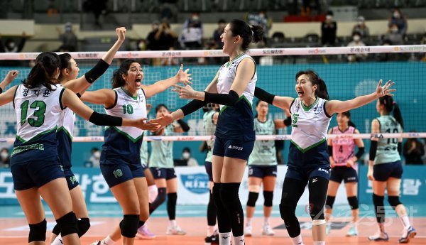 27일 서울 장충체육관에서 열린 '2021~2022 도드람 V-리그' 여자부 GS칼텍스와 현대건설 경기에서 세트스코어 3-1 승리를 거둔 현대건설 선수들이 환호하고 있다. 장충 | 김종원 기자 won@donga.com