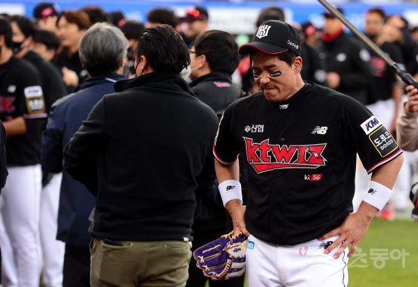 31일 대구 삼성라이온즈파크에서 ‘2021 신한은행 SOL KBO리그‘ 삼성 라이온즈와 kt 위즈가 정규리그 1위를 결정짓는 타이브레이커 경기가 열렸다. kt가 삼성을 상대로 1-0으로 승리하며 창단 첫 우승을 차지한 뒤 박경수가 눈물을 흘리고 있다. 대구 | 김민성 기자 marineboy@donga.com