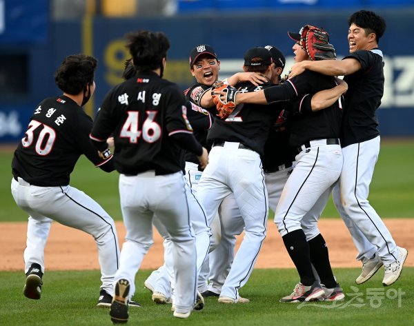 31일 대구 삼성라이온즈파크에서 ‘2021 신한은행 SOL KBO리그‘ 삼성 라이온즈와 kt 위즈가 정규리그 1위를 결정짓는 타이브레이커 경기가 열렸다. kt가 삼성을 상대로 1-0으로 승리하며 창단 첫 우승을 차지한 뒤 선수들이 그라운드에서 기쁨을 나누고 있다. 대구 | 김민성 기자 marineboy@donga.com