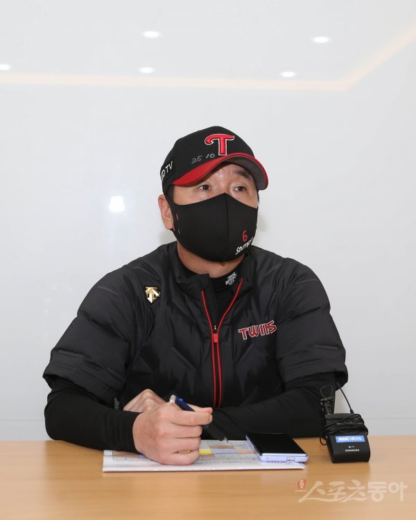 5일 서울 잠실야구장에서 열린 ‘2021 신한은행 SOL KBO리그’ 포스트시즌 준 플레이오프 1차전 LG 트윈스와 두산 베어스의 경기에서 LG 류지현 감독이 기자 회견을 하고 있다. 잠실 | 주현희 기자 teth1147@donga.com