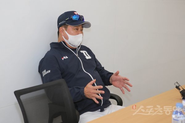 5일 서울 잠실야구장에서 열린 ‘2021 신한은행 SOL KBO리그’ 포스트시즌 준 플레이오프 1차전 LG 트윈스와 두산 베어스의 경기에서 두산 김태형 감독이 기자 회견을 하고 있다. 잠실 | 주현희 기자 teth1147@donga.com