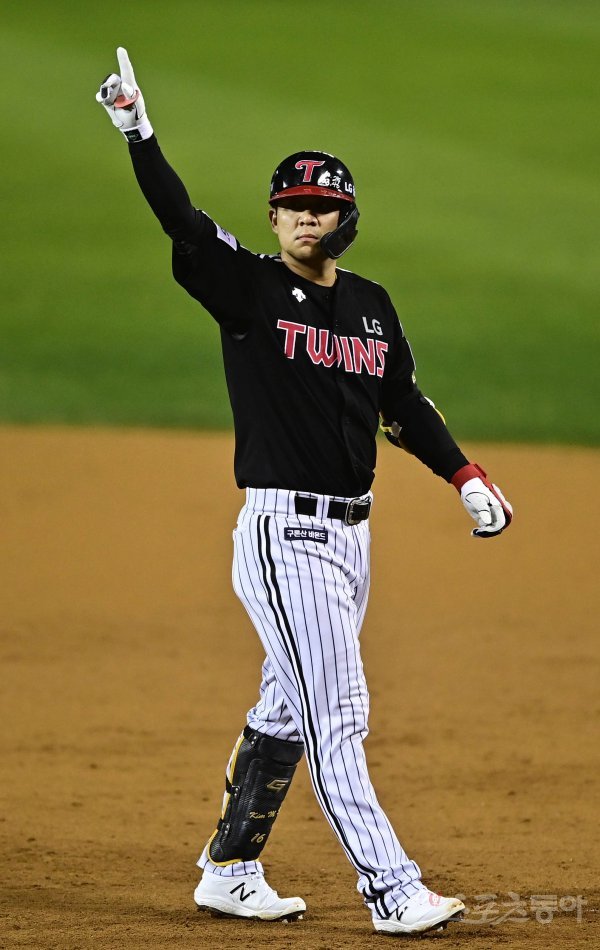 5일 서울 잠실야구장에서 열린 ‘2021 신한은행 SOL KBO리그’ 포스트시즌 준 플레이오프 1차전 LG 트윈스와 두산 베어스의 경기에서 4회초 2사 1, 2루 LG 김민성이 1타점 좌전 적시타를 쳐낸 뒤 세리머니를 하고 있다. 잠실 | 주현희 기자 teth1147@donga.com