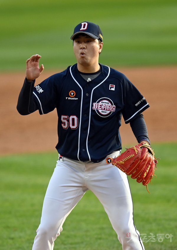 7일 서울 잠실야구장에서 ‘2021 신한은행 SOL KBO리그‘ 준플레이오프 3차전 두산 베어스와 LG 트윈스 경기가 열렸다. 두산 이영하가 5회말 2사 1루 LG 김민성을 데드볼로 출루시키며 놀라고 있다. 잠실 | 김종원 기자 won@donga.com