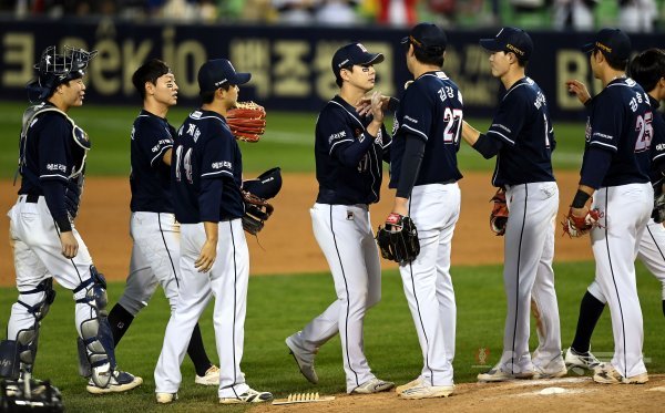 7일 서울 잠실야구장에서 ‘2021 신한은행 SOL KBO리그‘ LG 트윈스와 두산 베어스의 준PO 3차전 경기가 열렸다. 두산이 LG를 상대로 10-3으로 승리하며 PO에 진출한 뒤 선수들이 그라운드에서 기쁨을 나누고 있다. 잠실 | 김민성 기자 marineboy@donga.com