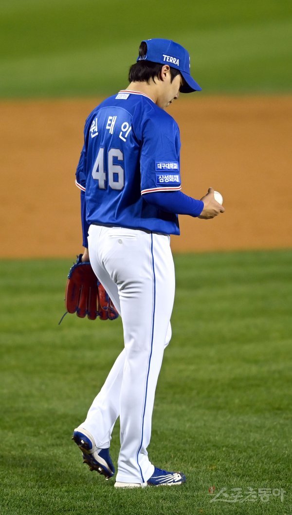 10일 서울 잠실야구장에서 ‘2021 신한은행 SOL KBO리그’ 플레이오프 2차전 삼성 라이온즈와 두산 베어스 경기가 열렸다. 삼성 원태인이 3회말 2사 1,2루 두산 페르난데스에게 1타점 적시타를 허용한 후 아쉬워하고 있다. 잠실 | 김종원 기자 won@donga.com