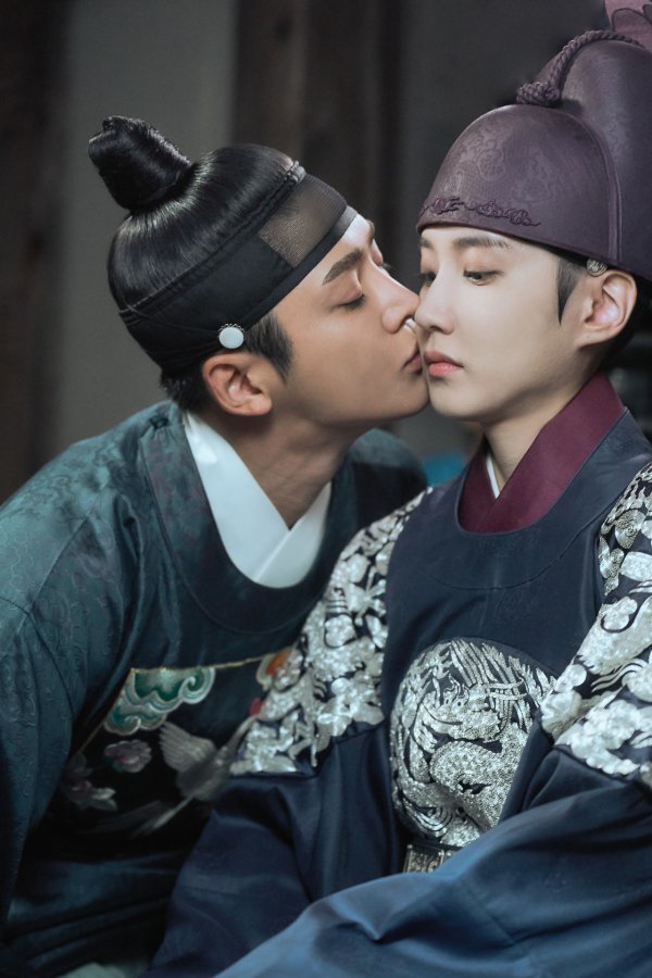 배우 로운과 박은빈(왼쪽부터)이 주연한 KBS 2TV 드라마 ‘연모’가 해외에서도 인기를 높이고 있다. 사진제공|KBS