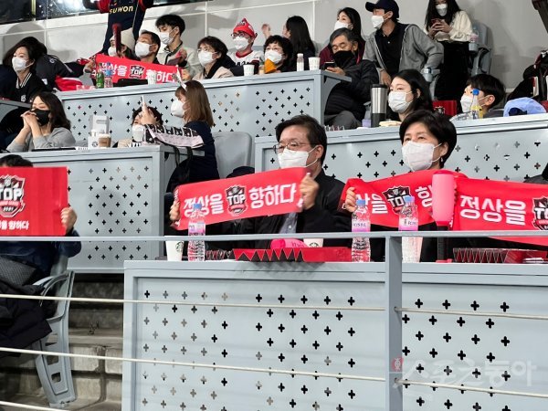 염태영 수원사징(왼쪽)과 백혜련 국회의원이 14일 고척에서 열린 KT와 두산의 한국시리즈 1차전에서 응원을 하고 있다. 사진제공 | KT 위즈