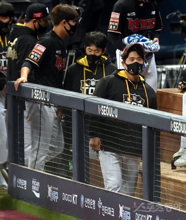 18일 서울 고척스카돔에서 ‘2021 신한은행 SOL KBO리그’ 한국시리즈 4차전 KT위즈와 두산 베어스의 중립 경기가 열렸다. 전날 경기에서 종아리 근육 파열 부상을 당한 KT 박경수가 더그아웃에서 동료들과 함께하고 있다. 고척 | 김종원 기자 won@donga.com