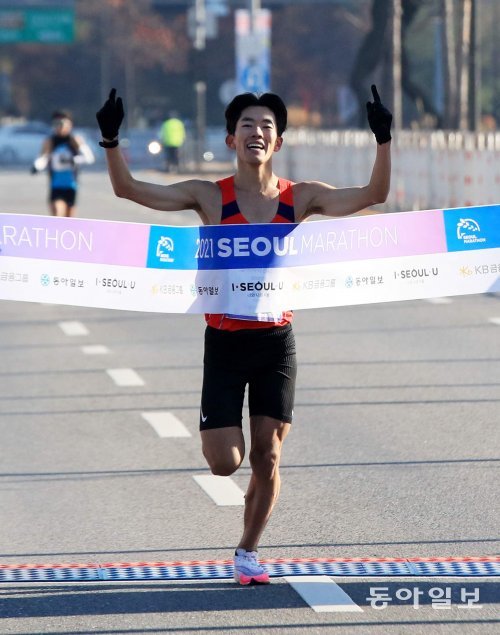 국내 엘리트 부문 남자부 1위로 골인한 박민호(코오롱). 우승 기록은 2시간14분35초였다. 사진=동아일보