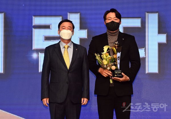 29일 서울 논현동 임피리얼 팰리스 서울호텔에서 열린 ‘2021 KBO 시상식‘에 참석한 두산 미란다(대리수상 배영수 코치)가 MVP를 수상한 뒤 정지택 KBO 총재와 기념촬영을 하고 있다. 김민성 기자 marineboy@donga.com