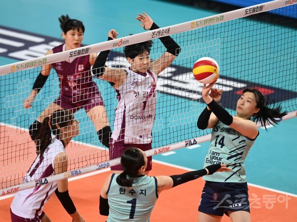 30일 서울 장충체육관에서 열린 30일 서울 장충체육관에서 열린 ‘2021~2022 도드람 V-리그’ 여자부 GS칼텍스와 KGC인삼공사 경기에서 KGC인삼공사 이소영이 GS칼텍스의 블로킹 사이로 밀어넣기 공격을 하고 있다. 장충 | 김종원 기자 won@donga.com