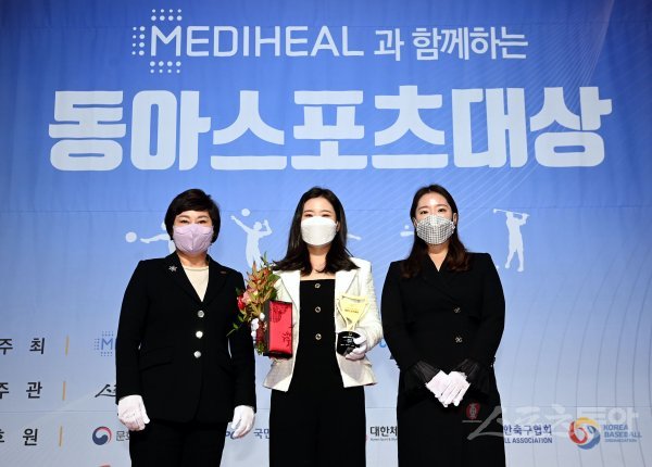 ‘메디힐과 함께하는 2021 동아스포츠대상\' 시상식이 6일 서울 중구 롯데호텔서울 크리스탈볼룸에서 개최됐다. 박민지(NH투자증권)가 김순미 한국여자프로골프협회(KLPGA) 수석부회장, 홍란 KLPGA선수분과워원회 위원장과 기념촬영을 하고 있다. 김민성 기자 marineboy@donga.com