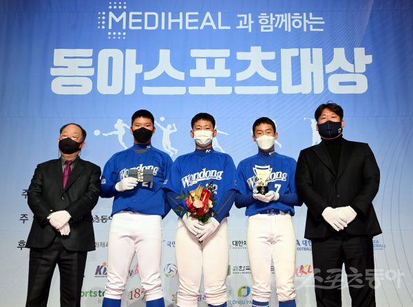 ‘메디힐과 함께하는 2021 동아스포츠대상‘ 시상식이 6일 서울 중구 롯데호텔서울 크리스탈볼룸에서 개최됐다. 특별상을 수상한 원동중학교 드림야구단이 권오섭 메디힐 회장과 기념촬영을 하고 있다. 김민성 기자 marineboy@donga.com