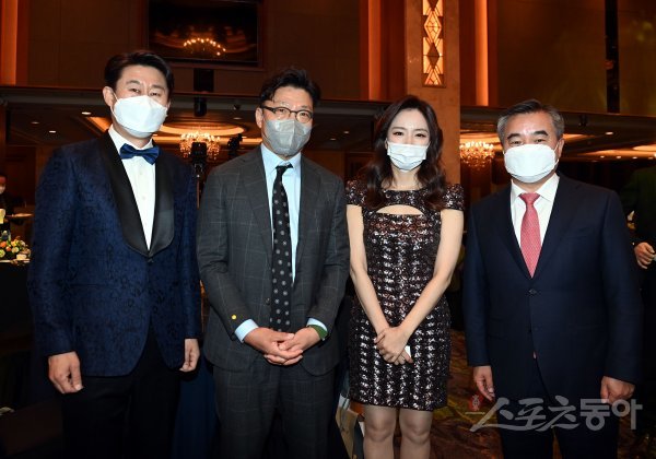 ‘메디힐과 함께하는 2021 동아스포츠대상‘ 시상식이 6일 서울 중구 롯데호텔서울 크리스탈볼룸에서 개최됐다. 남희석, 김재호 동아일보 사장, 조수빈 아나운서, 이인철 스포츠동아 대표가 기념촬영을 하고 있다. 김민성 기자 marineboy@donga.com