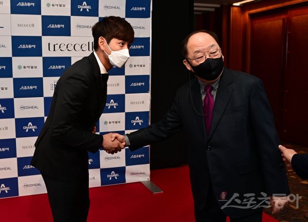 ‘메디힐과 함께하는 2021 동아스포츠대상‘ 시상식이 6일 서울 중구 롯데호텔서울 크리스탈볼룸에서 개최됐다. 시상식 포토월에서 권오섭 메디힐 회장이 키움 이정후와 인사를 하고 있다. 주현희 기자 teth1147@donga.com