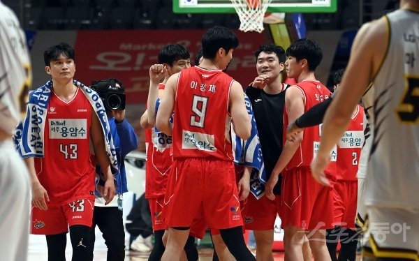 8일 경기도 고양체육관에서 열린 ‘2021-2022 프로농구’ 고양 오리온과 창원 LG 경기에서 89-66 승리를 거두며 단독 3위가 된 오리온 선수들이 기뻐하고 있다. 고양 | 김종원 기자 won@donga.com