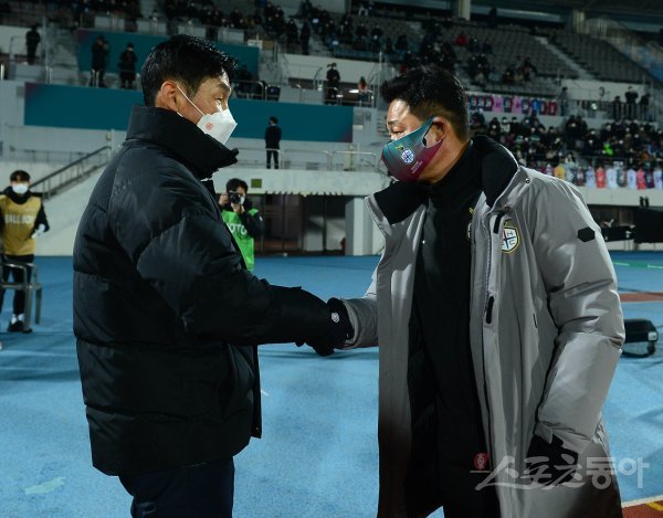 강원FC 최용수 감독(왼쪽), 대전 이민성 감독. 스포츠동아DB