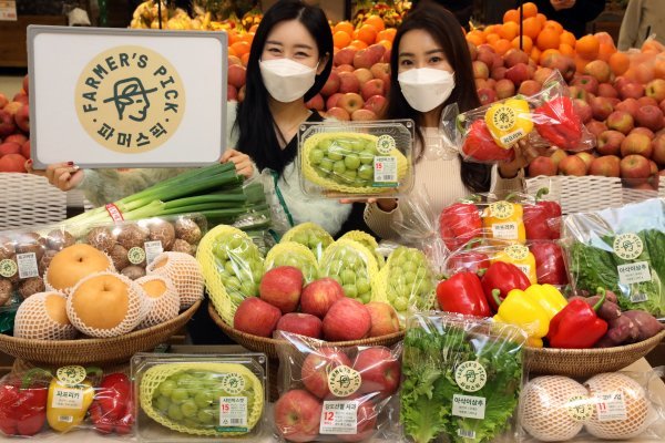 13일 이마트 성수점에서 모델들이 이마트의 새 신선식품 브랜드 ‘파머스픽’을 소개하고 있다. 사진｜이마트