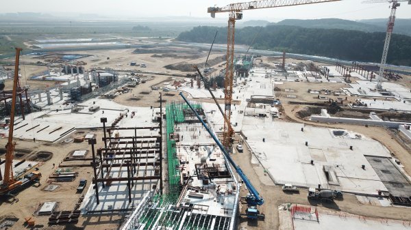 1조8000억원의 사업자금 조달을 통해 건설에 속도를 내고 있는 인스파이어 복합리조트 공사현장