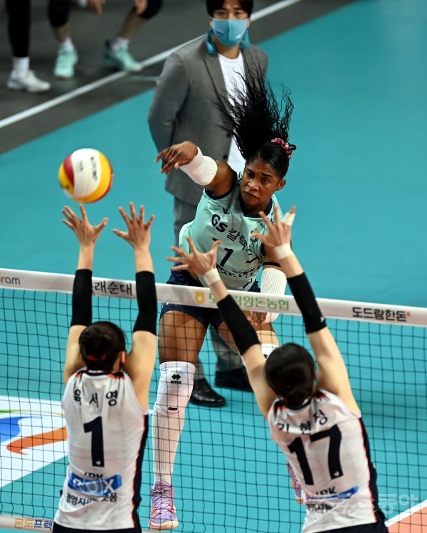 15일 서울 장충체육관에서 ‘2021-2022 도드람 V리그’ 서울 GS칼텍스와 화성 IBK기업은행의 여자부 경기가 열렸다. GS칼텍스 모마가 IBK기업은행 블로커를 피해 스파이크를 날리고 있다. 장충 |김민성 기자 marineboy@donga.com