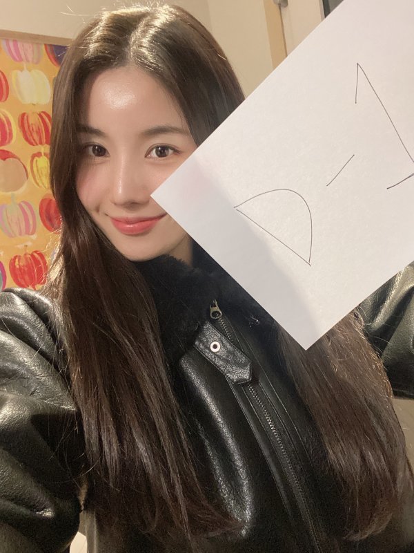 OTT 플랫폼 seezn(시즌)을 통해 오는 17일 저녁 7시부터 진행되는 권은비 온라인 팬미팅 ‘WELCOME TO EUNBI LAND : OPEN THE DOOR’ 관심 독려 셀카 이미지