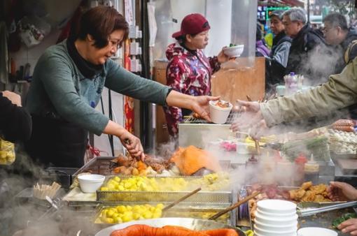 홍콩인들이 간편하게 점심이나 저녁을 해결하는 다이파이동의 각종 튀김과 구이들. 홍콩 여행을 하면서 손쉽게 즐길 수 있는 다양한 군것질거리도 있다.
사진: 이채널 노는브로 제공