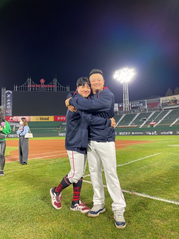 롯데 손성빈(왼쪽)은 고졸로 입단한 2021시즌, 최현 코치의 디테일한 지도를 받았다. 최 코치가 ML로 떠나자, 언젠간 그가 있는 곳으로 가겠다는 포부도 남겼다. 사진제공 | 손성빈