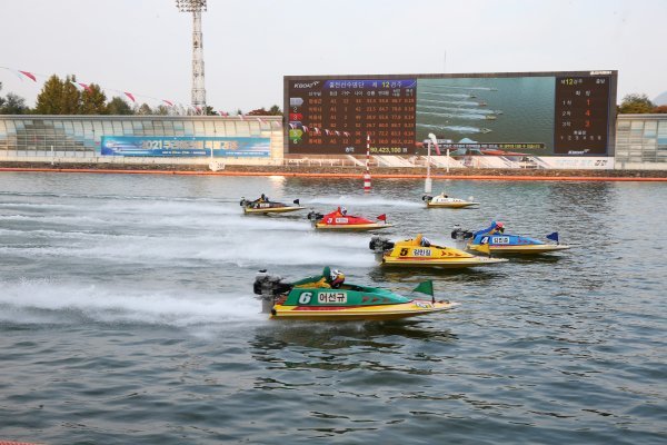 10월 열린 쿠리하라배 특별경정의 결승 스타트. 올시즌의 대미를 장식하는 대상경주인 그랑프리 경정이 조성인 김정민 어선규 등 강자들이 총출동해 열린다.
사진|국민체육진흥공단