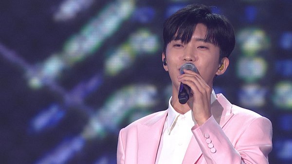 트로트가수 임영웅이 26일 KBS 2TV ‘위 아 히어로 임영웅’ 무대에 출연료를 받지 않고 올라 화제다. 사진｜KBS2