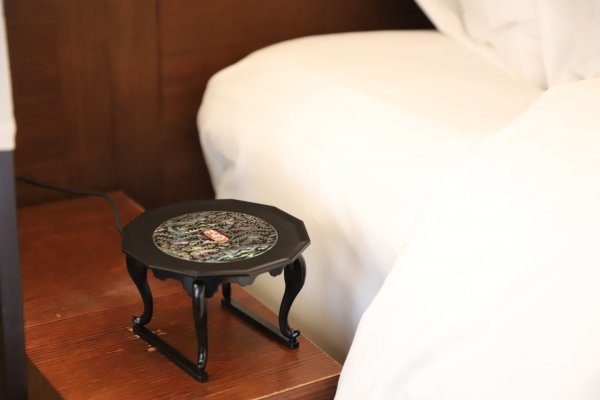 한옥호텔 경원재 객실에 비치한 자개 소반 무선충전기 달반