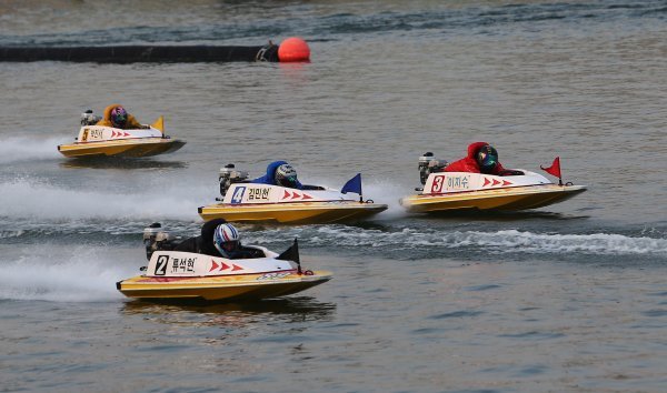 총 52회차 103일 2060 경주 이내로 진행하는 내년 경정 시즌에서는 주선보류 기준 단일화, 누적제재 폐지, 출전정지 기간 완화 등의 변화가 있다.