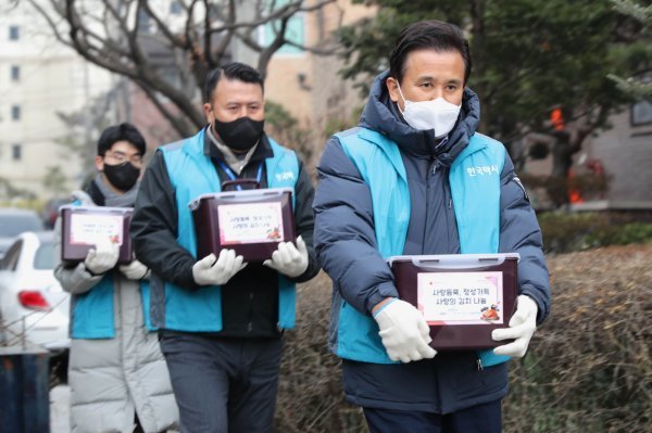29일 사랑의 김치 나눔 봉사활동에 나선 한국마사회 송철희 회장직무대행(오른쪽)