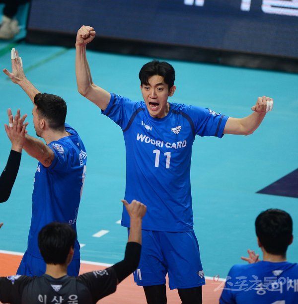 29일 서울 장충체육관에서 열린 ‘2021~2022 도드람 V-리그’ 남자부 서울 우리카드와 대전 삼성화재의 경기에서 우리카드 김재휘가 득점에 성공한 후 기뻐하고 있다. 장충 | 주현희 기자 teth1147@donga.com